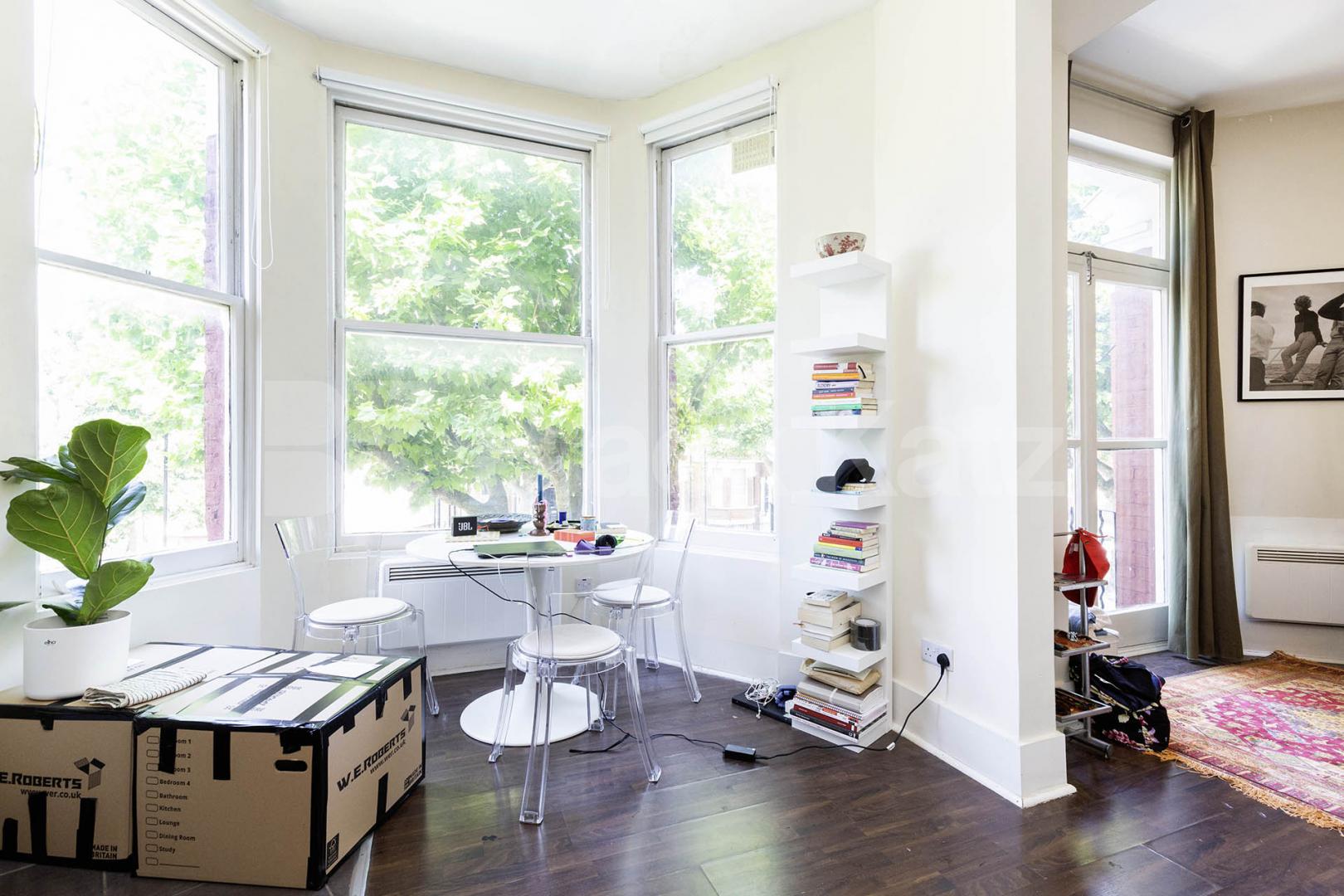 Modern studio set within a large period house mins to tube and shops Sutherland Avenue, Maida Vale